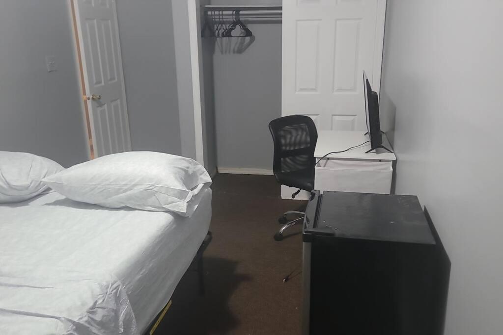 Room In A Beach House With King Size Bed In A Landlord Hosted Three Bedroom Apartment 뉴욕 외부 사진