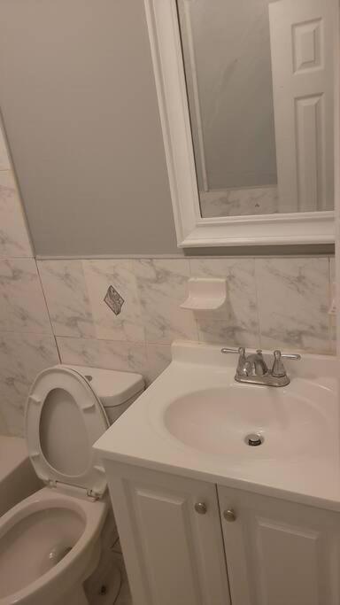 Room In A Beach House With King Size Bed In A Landlord Hosted Three Bedroom Apartment 뉴욕 외부 사진