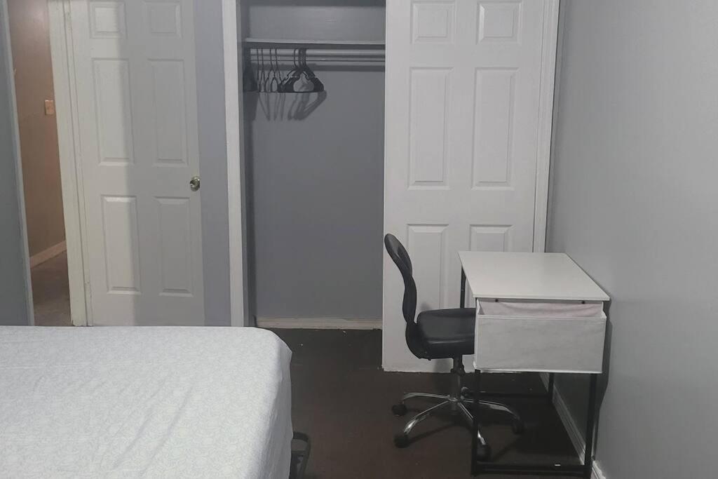 Room In A Beach House With King Size Bed In A Landlord Hosted Three Bedroom Apartment 뉴욕 외부 사진